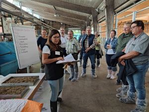 Elisabeth Velasco erklärt, welche Fütterungsmaßnahmen bei Hitze den Stress mindern können. Foto: LAZBW