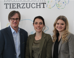 Dr. Michael Lendle (AFC), Dr. Nora Hammer (BRS), und Elena Frenken (FBF) freuen sich über die gelungene Präsentation der "Erfolgsgeschichte Tierzucht" (Copyright: FBF).