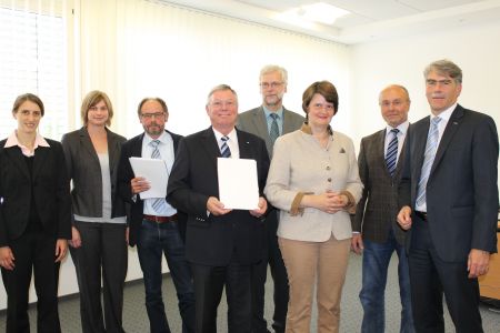 Übergabe des Zuwendungsbescheids bei vit (v.l.n.r.): Dr. Anna Schultz (Bundesanstalt für Landwirtschaft und Ernährung), Dr. Inga Schiefler (FBF-Geschäftsführerin), Friedrich Reinhardt (Projektleiter vit), Josef Hannen FBF und ADR Vorsitzender, Dr. Reinhard Reents (Geschäftsführer vit), Staatssekretärin Dr. Maria Flachsbarth (Landwirtschaftsministerium), Eckhard Rieckmann (Vorstandsvorsitzender vit), Bürgermeister Lutz Brockmann, Verden (Foto: Haubrock-Kriedel, VAZ)